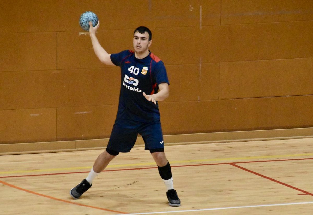 🤾‍♂️ Agafen aire! El <a href="/BMEsparreguera/">BM Esparreguera</a> guanya 34-27 contra el <a href="/bm_lbdp/">LBDP LA BANDA DEL PATIO⚫️🟢</a> i no llança la tovallola en l’objectiu d’evitar jugar la fase de descens. L’equip de <a href="/SGibert78/">Sergi Gibert</a> i <a href="/Cesarcarreracas/">Cesar</a> torna a guanyar després de tres derrotes seguides i és novè amb 14 punts. #Esparreguera