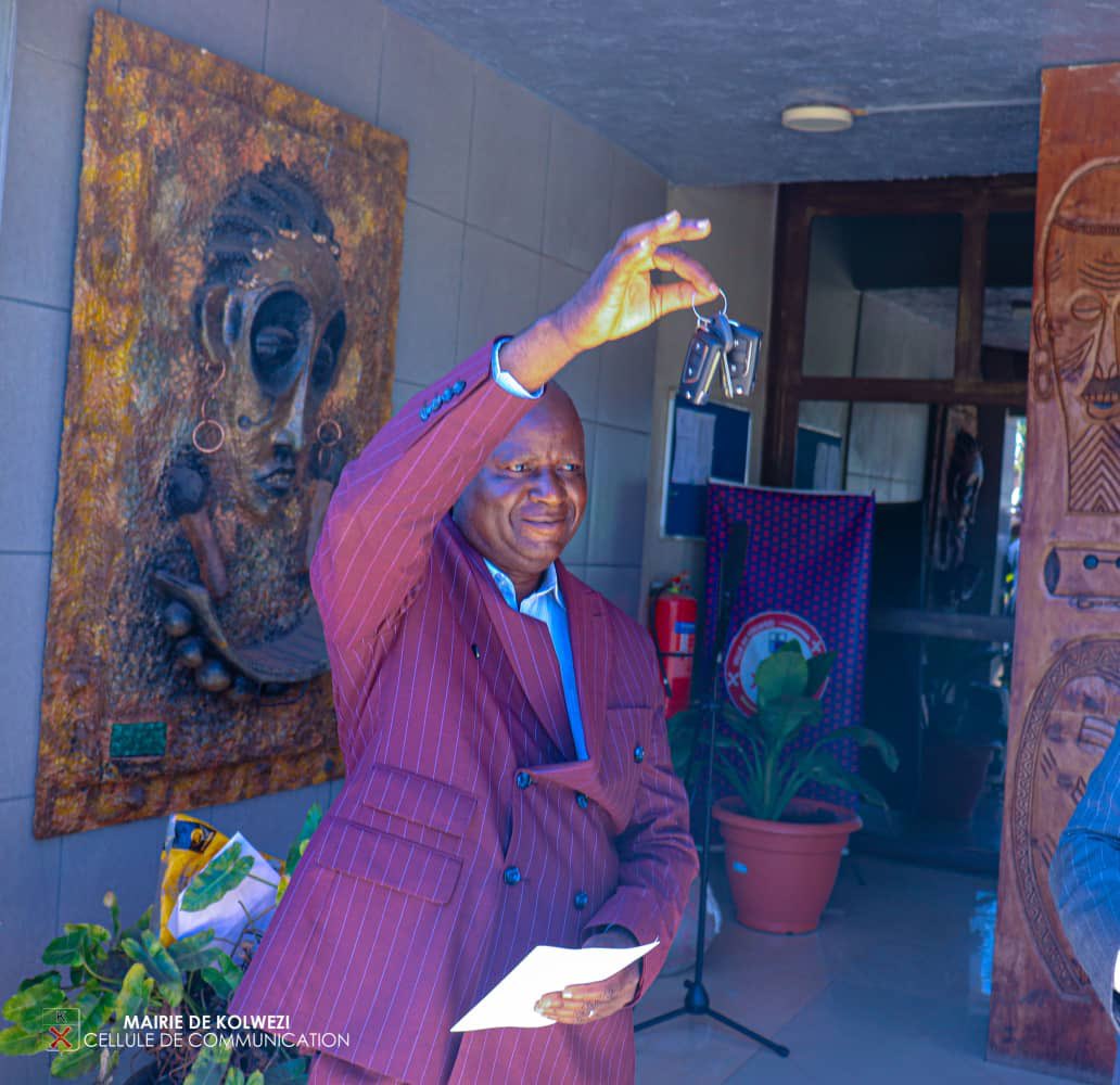 MeJacquesMASE's tweet image. Modernisation de l’administration de la première institution de la ville que je dirige, nous avons doté à la mairie de kolwezi 10 jeeps pimpantes neuves pour une bonne administration de proximité. 
Ces jeeps vont servir à la mobilité des agents pour la maximisation des recettes.