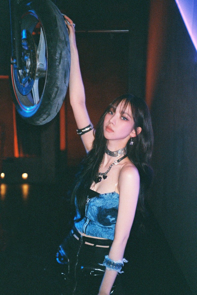 hourly karina tweet media