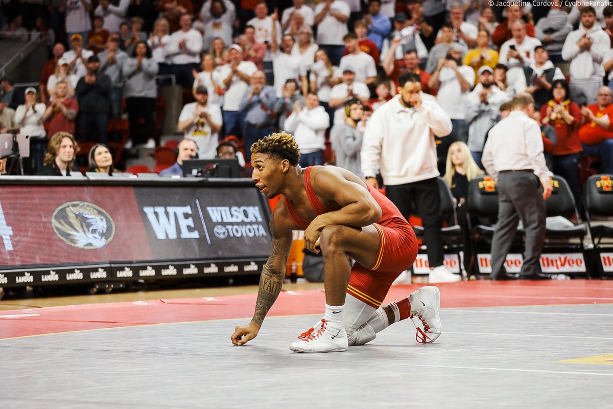 cyclonefanatic's tweet photo. With a first period tech fall, David Carr finishes his career with a 67-0 dual record. 

He signs off on the mat. What a career at Hilton Coliseum. Congratulations, Carr. 

📸: @JacquelineCord https://t.co/UBzlK6pDrm