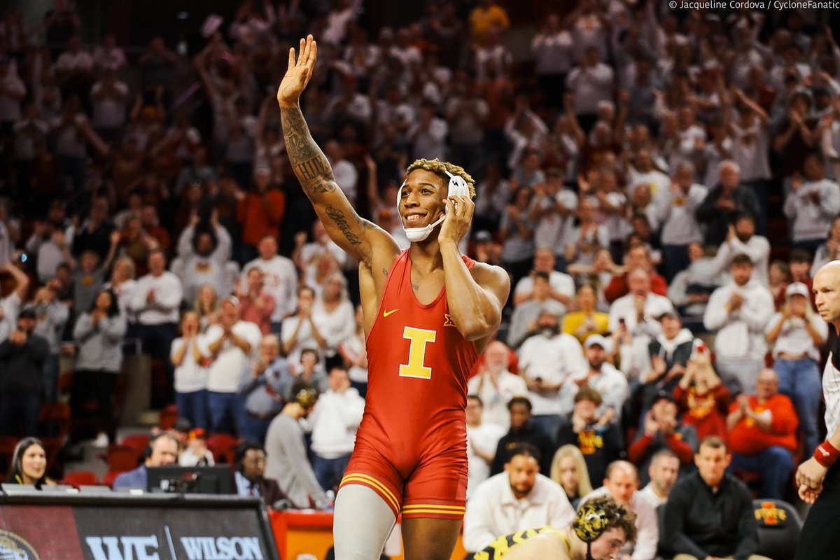 cyclonefanatic's tweet photo. With a first period tech fall, David Carr finishes his career with a 67-0 dual record. 

He signs off on the mat. What a career at Hilton Coliseum. Congratulations, Carr. 

📸: @JacquelineCord https://t.co/UBzlK6pDrm