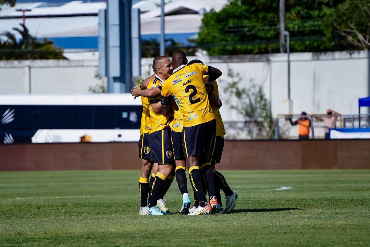 admliberiaofic1's tweet photo. 2 - 0 en 12 minutos 😍

Marvin Angulo 🪄 y Raúl Vidal 🇲🇽

#LiberiaMiÚnicaPasión #C24 💛🖤 https://t.co/xKWgAzlXE8