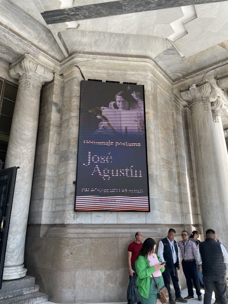 Buen viaje #JoséAgustín
Qué emotivo homenaje al autor en @PalacioOficial 
Un abrazo @andres_ramirez0 @JRBneuropsiq, Agustín y señora Margarita.