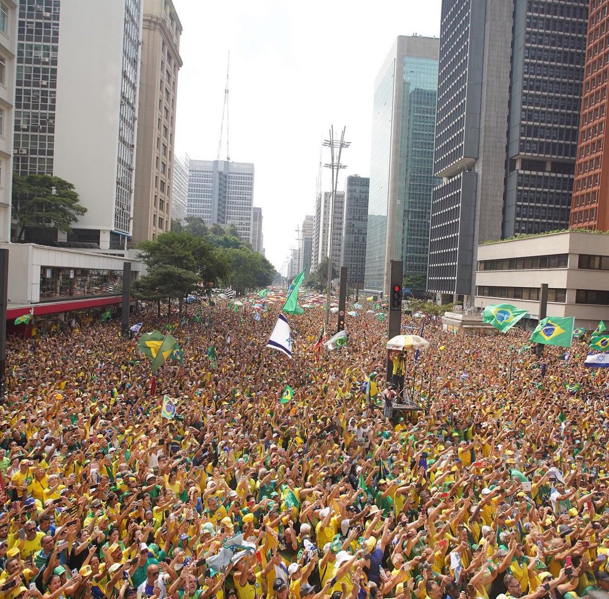 maiconsulivanbr's tweet image. Hoje a Janja dorme no sofá, porque não vai aguentar escutar o Lula repetir a noite inteira: Bolsonaro, Bolsonaro, Bolsonaro. 😂🇧🇷