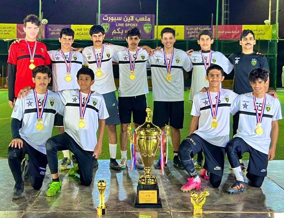 اقامت إدارة إتحاد العزيزية مأدبة عشاء وتسليم المكافآت لفريق الشباب بمناسبة تحقيق بطولة رؤية 2030 
والقادم افضل بمشيئة الله 💛🌹.