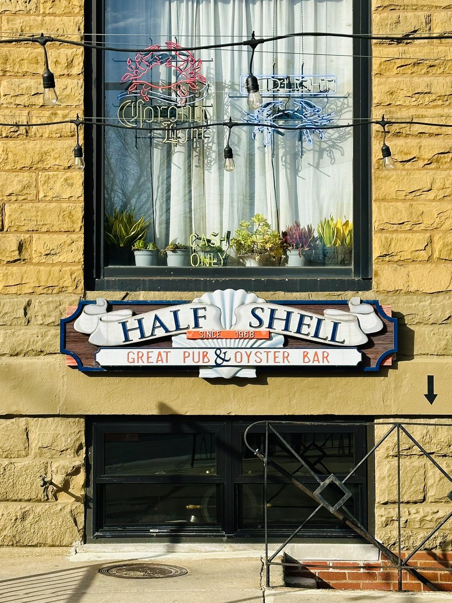 JoshMoulton's tweet image. Half Shell. Pics for paintings. A classic. More pics in comments. #halfshell #lakeview #pub #oysterbar #crablegs