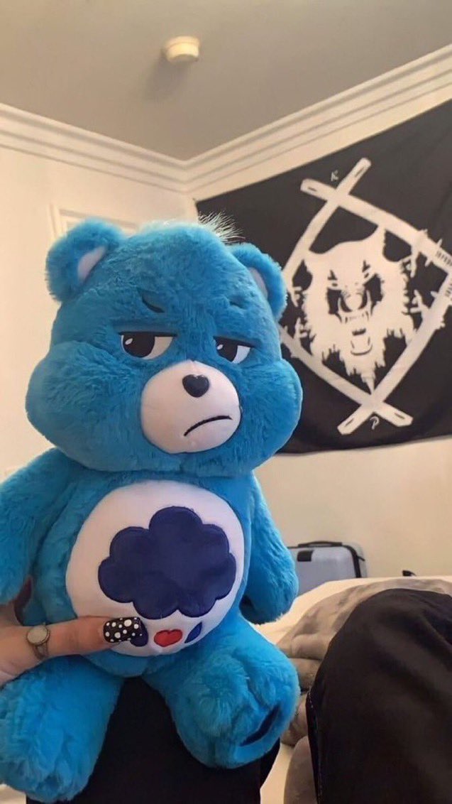 amor, te tengo un regalo que se parece a ti 

el regalo: