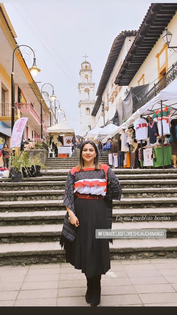 Volver.
Caminar de nuevo en las calles de mi pueblito del que nunca hubiese querido irme. Caminar sin sentirme culpable de algo que me habían hecho creer.
Caminar pública, porque ocultarme fue la defensa  ante el despojo de mi cuerpo d3snudo. 
Esta soy a mi regreso