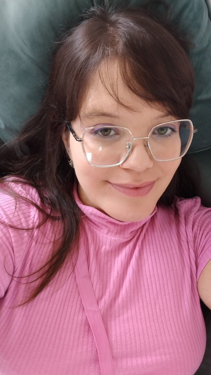 napnapna_'s tweet photo. Tive forças pra fazer a make mas não tive força pra ir na festa #selfie #deitada https://t.co/PkJjFNCNnc
