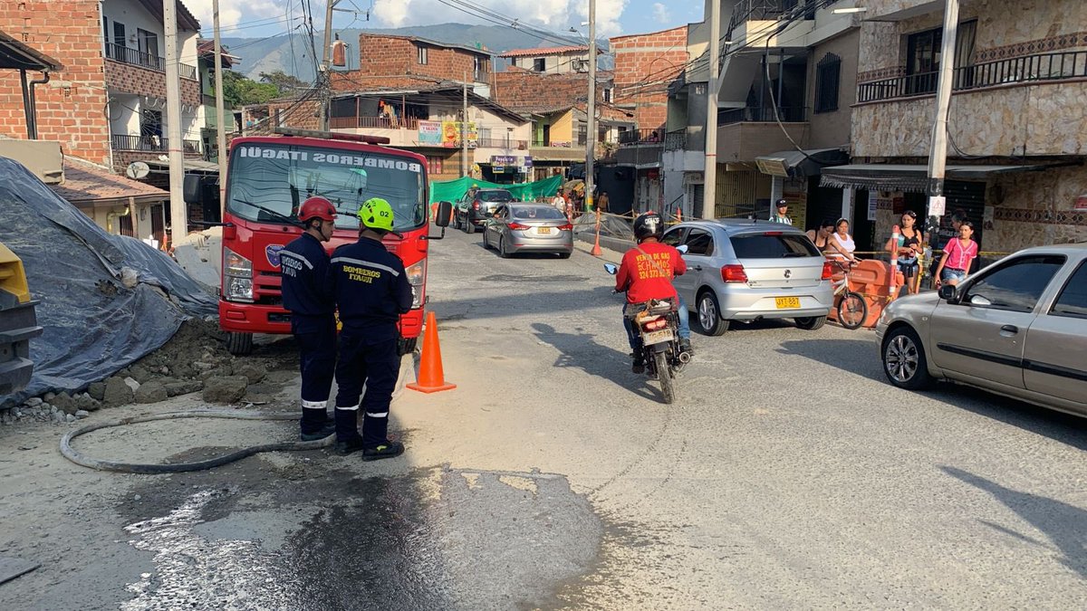 📢 ¡Atención Itagüí! 🔊 

Unidades del Cuerpo de Bomberos Voluntarios se dirigen hacia El Guayabo a la Calle 69 con Cr 54 A para suministrar agua mientras se repara la tubería averiada. ¡Estamos aquí para ayudar a quienes lo necesiten! 💧👨‍🚒 

#ItagüíSolidario
 #ApoyoComunitario