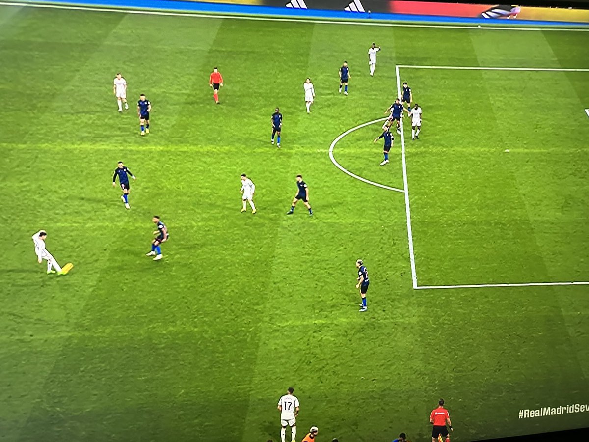 لايُمكن المنافسة في دوري غير شريف 🤷🏻‍♂️