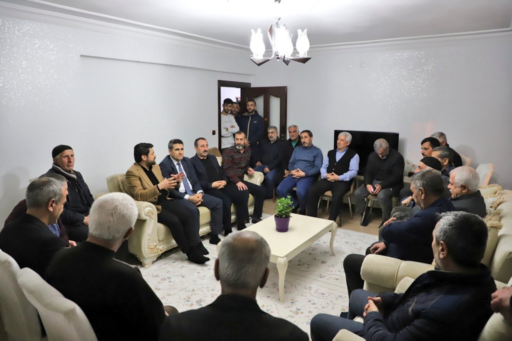 muhittin_rbas's tweet photo. Ak parti il başkanı kardeşim @yilmaz_seven ve belediye başkanı adayı kardeşim @Erdalarikan12 bizleri ziyaret ettiler. Naif ve nezaketli zitaretlerinden mütevellit zatialilerine teşekkür eder, çıktıkları bu kutlu yolda muvaffakiyetler ve başarılar diliyorum. @bingolakparti https://t.co/oXTxN8ehmW