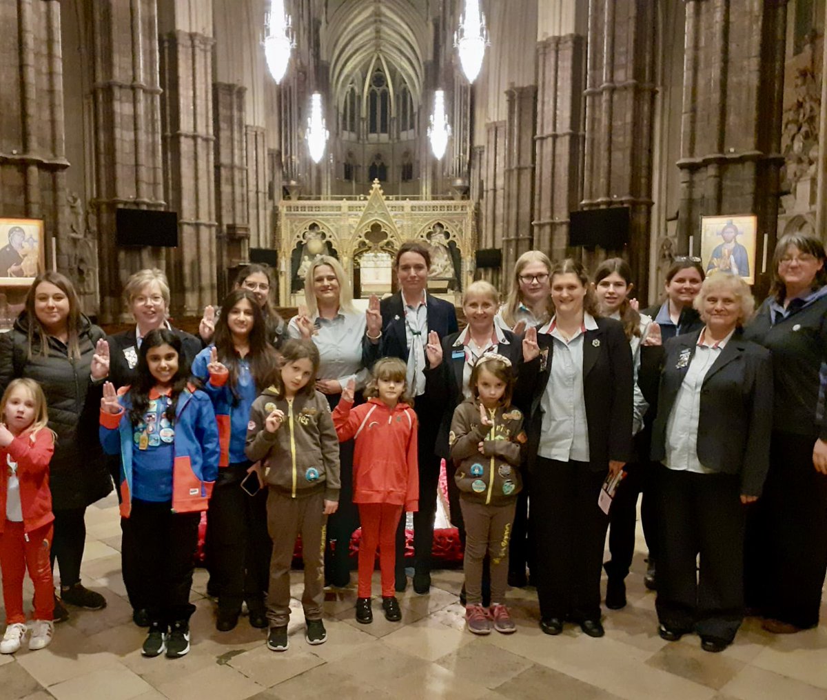 We joined girls from Herefordshire & Leicestershire to lay a wreath to remember Olave Baden-Powell at Westminster Abbey. We renewed our promises, had a fascinating tour & attended evening song. It was an honour to meet the girls & their leaders, and represent @girlguiding.