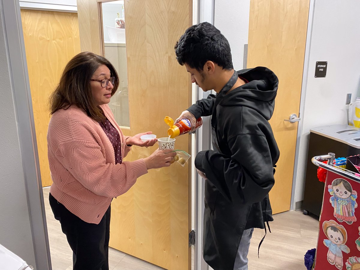 ☕️ Our Brackenridge Eagles are serving up tasty treats with their Buenos Días Aguilas coffee cart. Read more:  ow.ly/6mVH50QHzIU
☕️ Nuestras Aguilas de Brackenridge están sirviendo delicias con su carrito de café Buenos Días Aguilas. | Siga leyendo:  ow.ly/6mVH50QHzIU