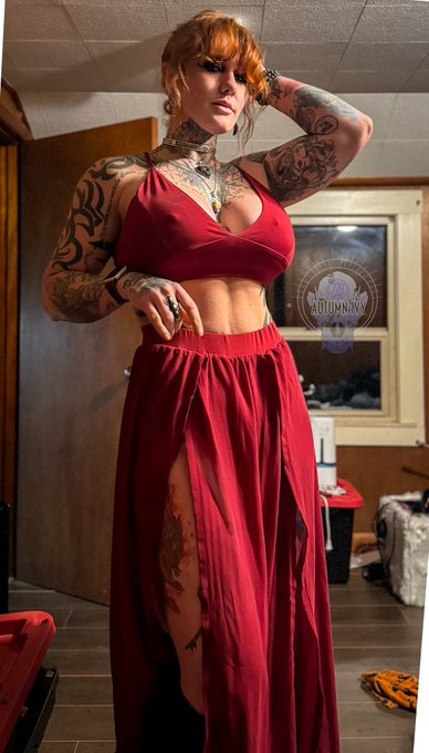 Most unamused mirror selfie I could muster. But my leg looks great. https://t.co/6EuEk1QYWY