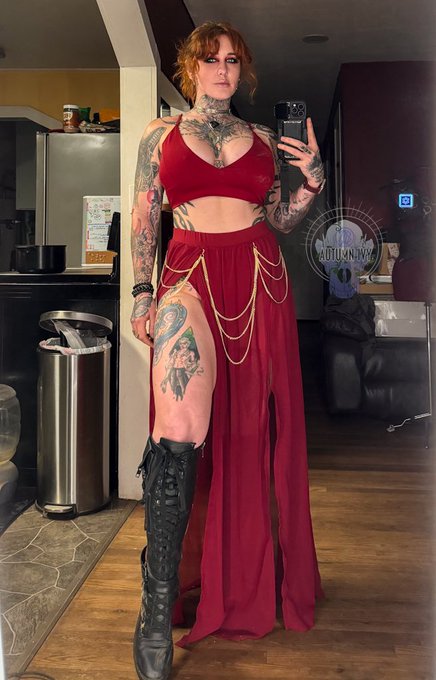 Most unamused mirror selfie I could muster. But my leg looks great. https://t.co/6EuEk1QYWY