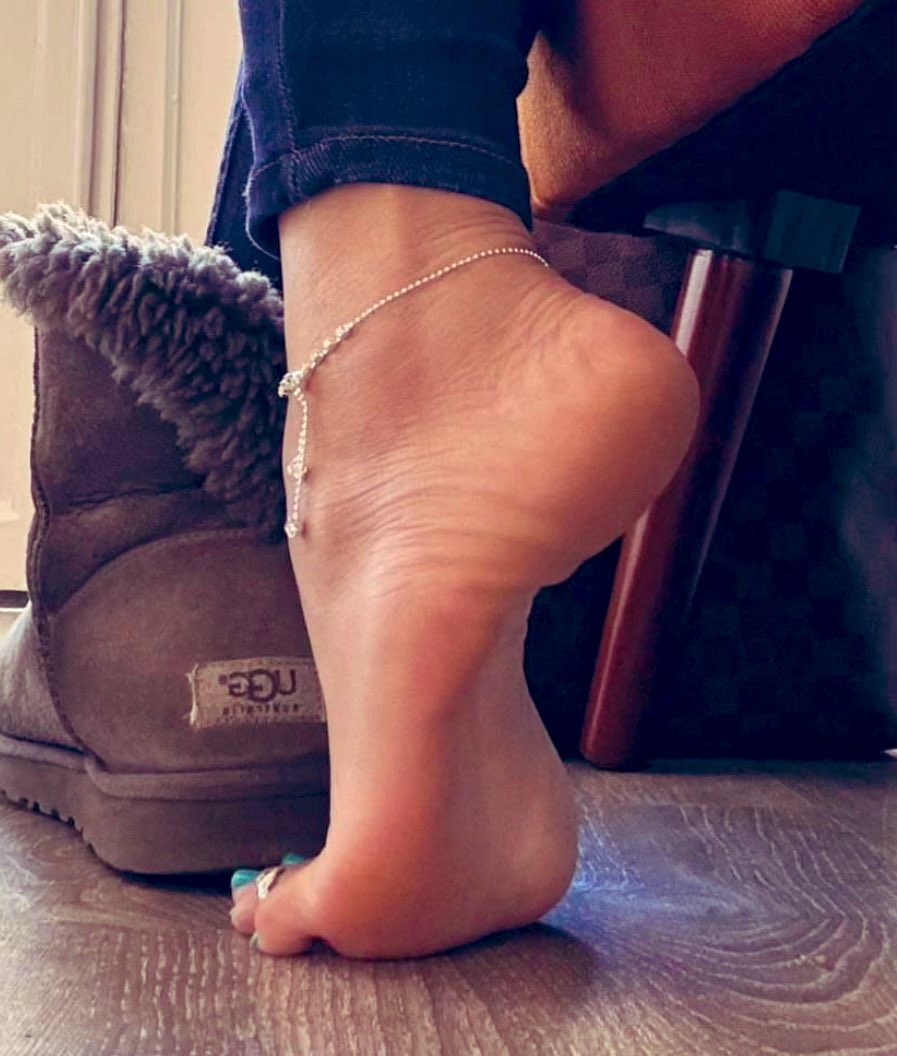 Enough of this cold north weather! Happy to say, am moving down south to London again later in the month. New job, new beginnings! Wish me luck #indianfeet #desifeet #feetgoddess #feetworshi̇p #FOOTFETİSH