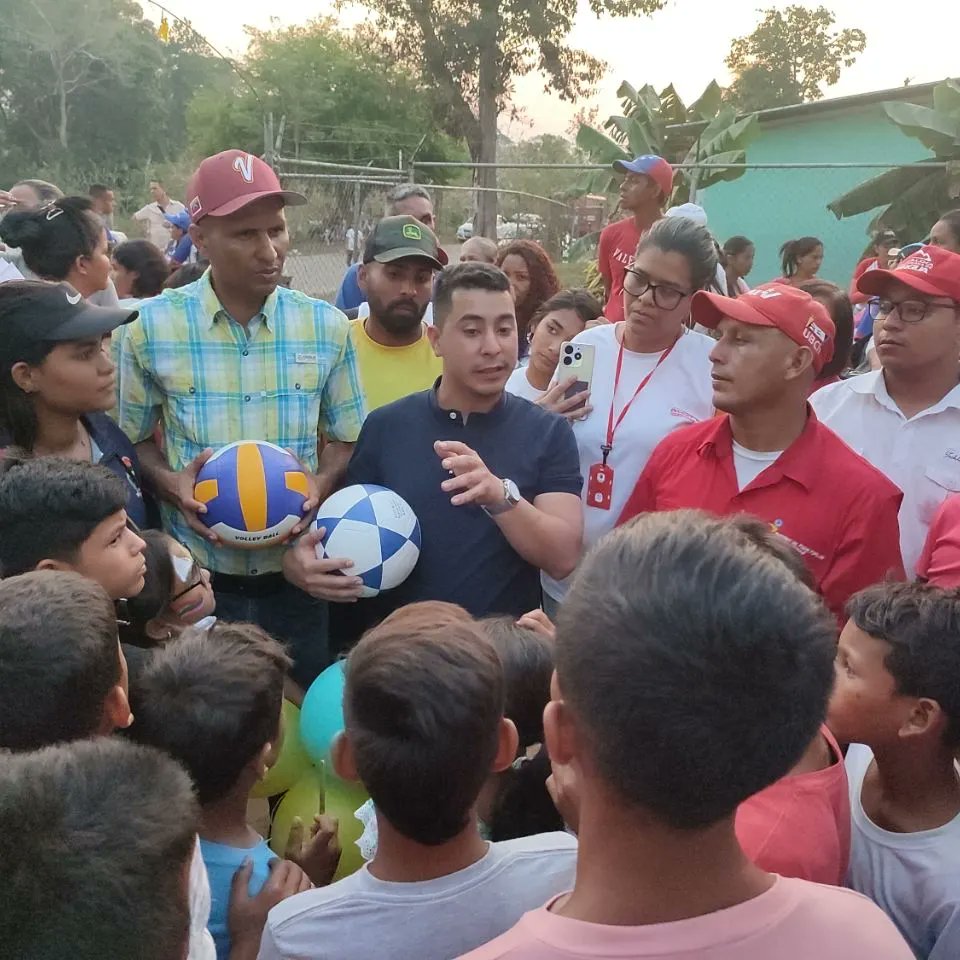 📸 #Foto📍
🗓 Sábado #24Feb| Plan Amor en Acción beneficia a más de 1.300 personas en la Inauguración de la Base de Misiones Por Amor A Chávez en la Comunidad Nuarito Municipio Nirgua, en acompañamiento de <a href="/oliverGuzman_A/">Oliver Guzmán Aguirre</a>
#TrabajamosPorVenezuela