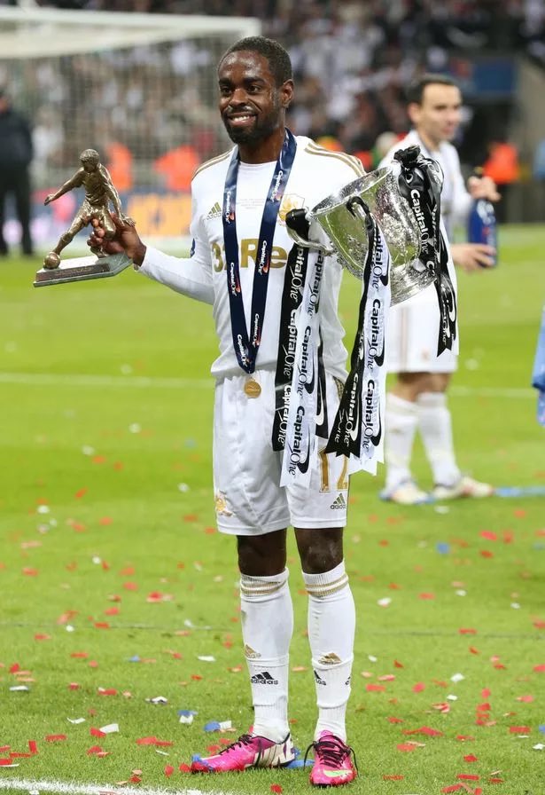 Virgil van Dijk wears Nathan Dyer Pjamas …