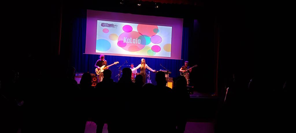 luisarbuniel's tweet photo. 4/4 la cantant #Kalaia liderant el seu grup interpretant una de les seves cançons dins les jornades d'aquest cap de setmana del #CabalMusical en el #CCCanClarianaCultural, xarxa de @CcivicsBCN. Impulsa el projecte @consorci_besos i gestiona @tallerdemusics. https://t.co/jhLyPBeILS