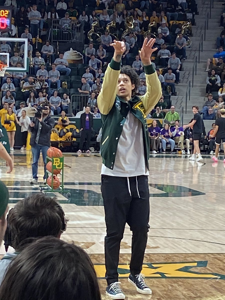 terrior13's tweet photo. It was a blessing to be able to take my babies to see history in the making! BG Jersey Retirement! 💚💛💚💚 Sic’em https://t.co/DljB3oQr2k