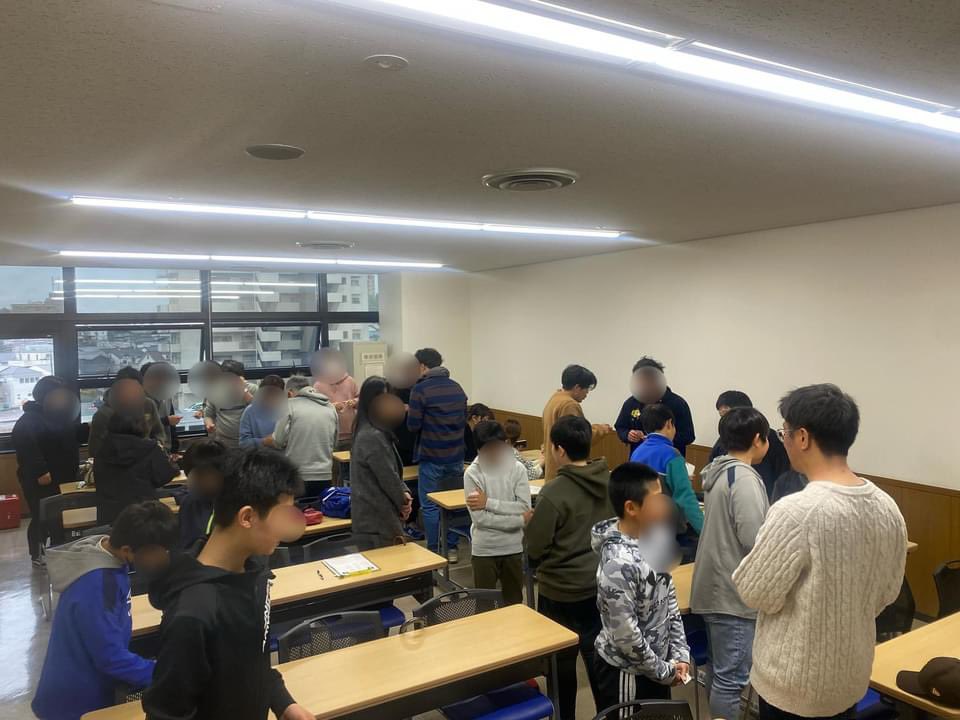 NLAPony2024's tweet photo. 24日は、新入団の皆さんと顔合わせミーティングandユニフォームの採寸会。

中学に上がる時期にサイズ決めるのもなかなか難しそうでしたね。

深見コーチのミーティング指導で初顔合わせの皆んなとも打ち解けたかな？

最後は背番号決めのドラフト会議！

夜はスタッフで指導者講習会。
勉強になった！ https://t.co/xMxm1hcAfd