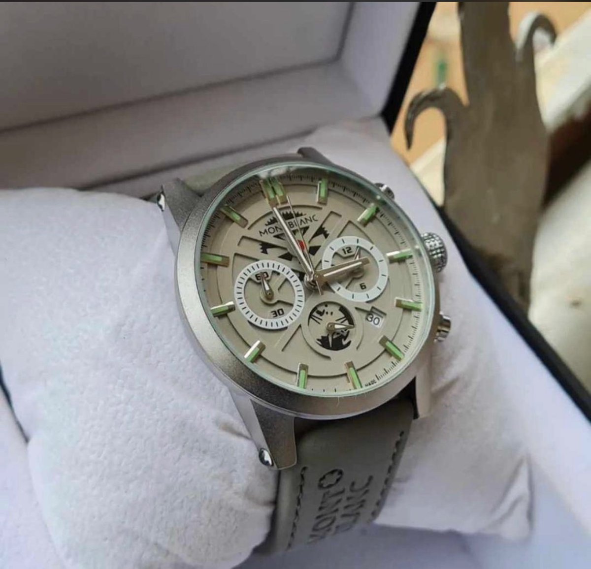 Mahadsenior's tweet image. Good morning, watch enthusiasts! ⌚️ Start your day in style with our incredible collection of timepieces. From classic elegance to modern trends, we have the perfect watch to match your morning vibes. 🌞 #Watches #Style
Order now
0780143009