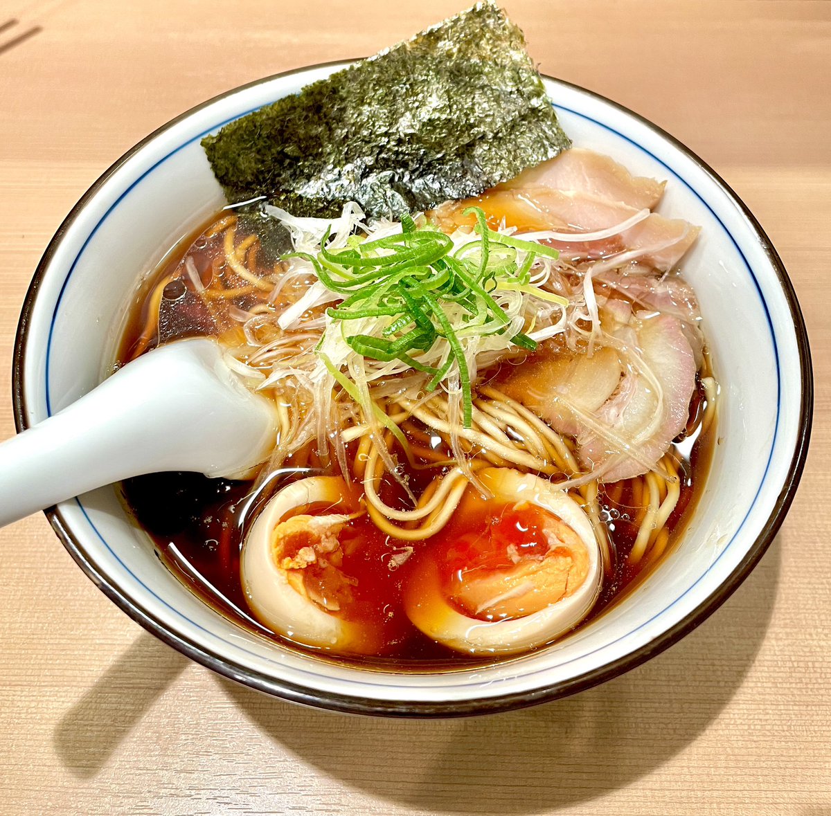 今日は朝から口がこのモード🍜 コク&キレの淡麗醤油にパッツリ麺、スモーキーなチャーシュー3種と煮卵😍 いつもありがとうございます😊 #くろ渦 #はやし田 #特製醤油 #これで醤油が好きになりました