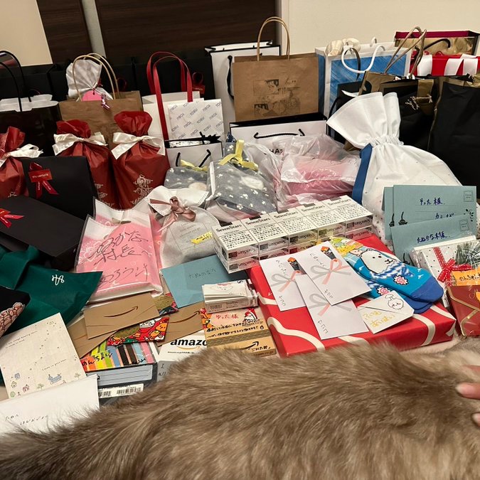 こちらは厳しく訓練されたホビットたちのプレゼント

正直に言う方が世の中のためになることもある。千羽鶴しかり。 少々安物でもプレゼントを包装するだけで見栄えが良くなるのに、何故しないのか？
1000円しか出せないならアマギフにしとけ。 1000円すら出せないなら、推す前に稼げ