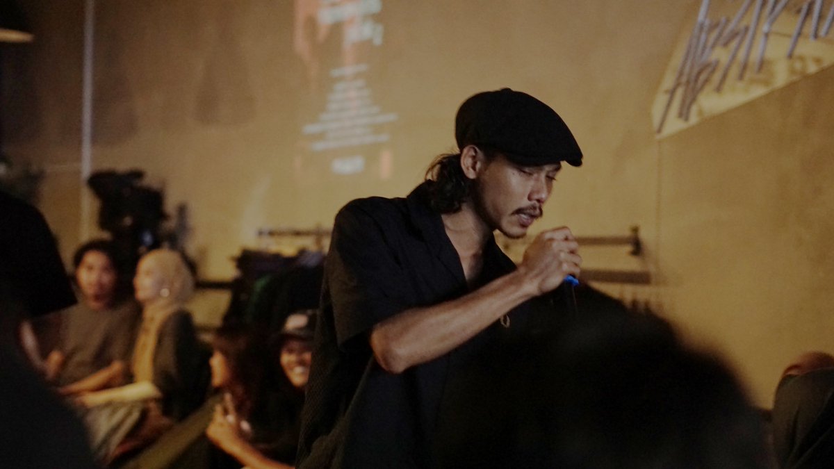 rumahripta's tweet photo. Memangkas Jarak 2. Oktober 2023.
[Imbas Kembali]

5. Perahu Tanpa Jalur
6. Di Kebun Kulture
7. Let’s Get You Home
8. Fimie Don Ni Siapa? 

Terima kasih semua saksi kejutan persembahan &amp;  pengkarya yang melakukan pemangkasan jarak.

📸 @ESCDIQ 
#MemangkasJarak
#RumahRipta https://t.co/cKC3H0PIIh