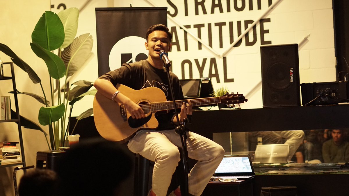 rumahripta's tweet photo. Memangkas Jarak 2. Oktober 2023.
[Imbas Kembali]

5. Perahu Tanpa Jalur
6. Di Kebun Kulture
7. Let’s Get You Home
8. Fimie Don Ni Siapa? 

Terima kasih semua saksi kejutan persembahan &amp;  pengkarya yang melakukan pemangkasan jarak.

📸 @ESCDIQ 
#MemangkasJarak
#RumahRipta https://t.co/cKC3H0PIIh