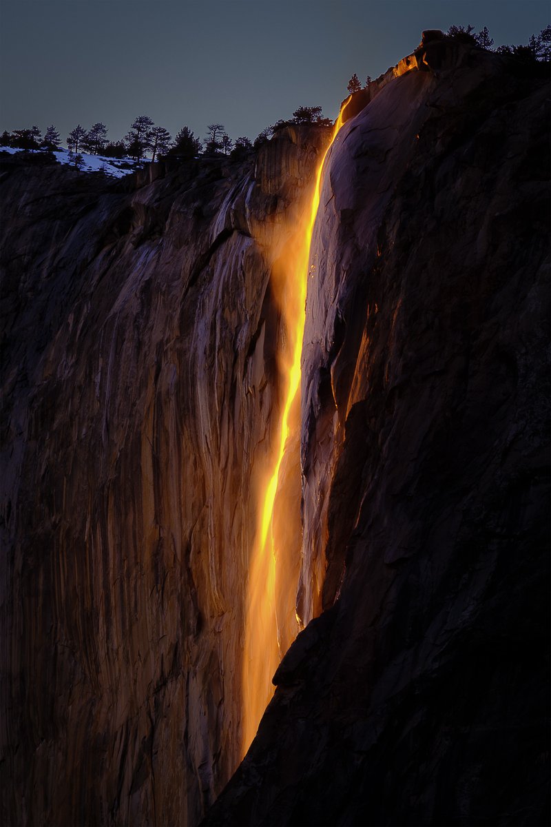 saipatro's tweet photo. Captured the stunning #HorsetailFall in #Yosemite! The setting sun turns the #waterfall into a mesmerizing display of deep oranges, resembling flowing lava. A natural spectacle, the #Firefall, is a sight to behold. 🌅 #NatureMagic #GoldenHour #TravelPhotography #BucketList https://t.co/Z5GIn8cImu