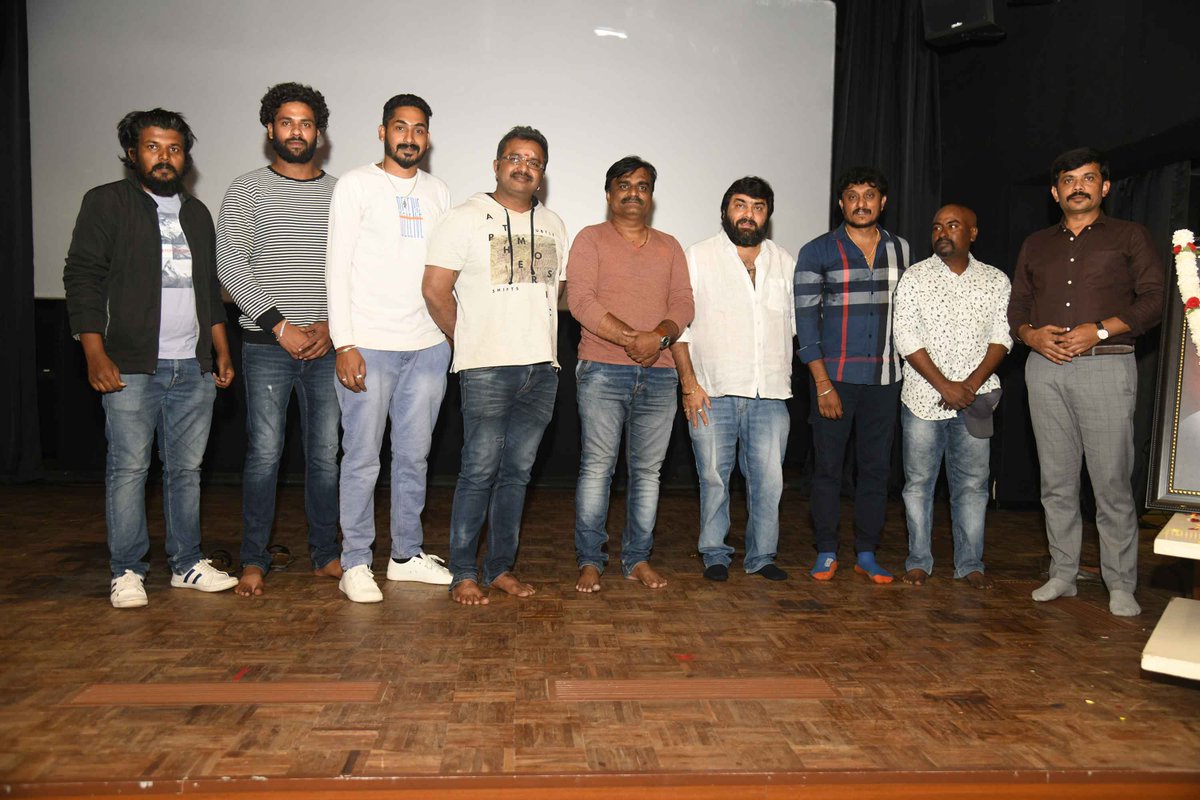 KannadaScreens's tweet photo. Dr. Vishnuvardhan's fans pay tribute to the iconic actor with a short film called 'Vishnu Marga'.
@PROHarisarasu @VeerakaputraSri
#kannadascreens #sandalwood #vishnuvardhan #vishnumarga #veerakaputrasrinivasa #shortfilm #raghuram #naveenkrishna #kadarkumar #KannadaManikya https://t.co/qnjAxUNtZA