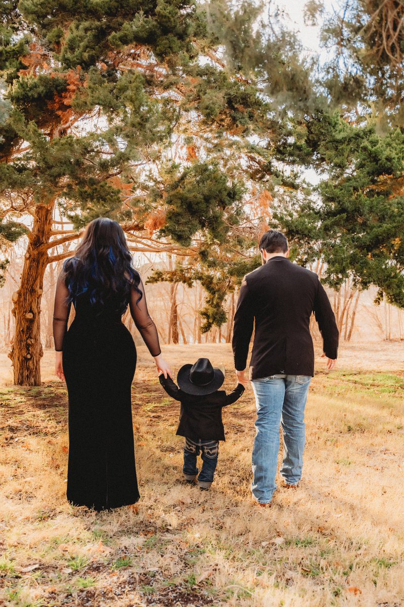 We met in the middle, ‘neath that old Georgia pine….🖤