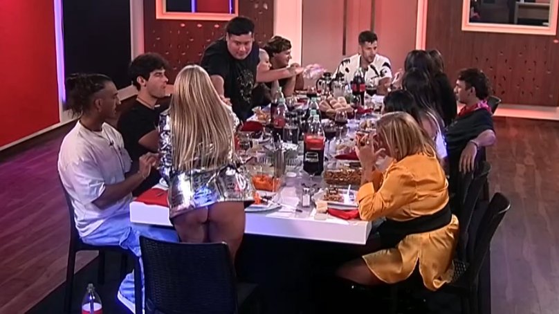 ladymoskigna's tweet photo. Tranqui el outfit de mis tías en la noche navideña 😭
#granhermano #cuero 
REVIVIÓ GH https://t.co/66kBaS65n4