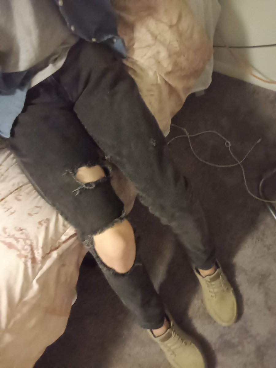 MeatApology's tweet photo. found my cool pants https://t.co/fXDpyoQWW2