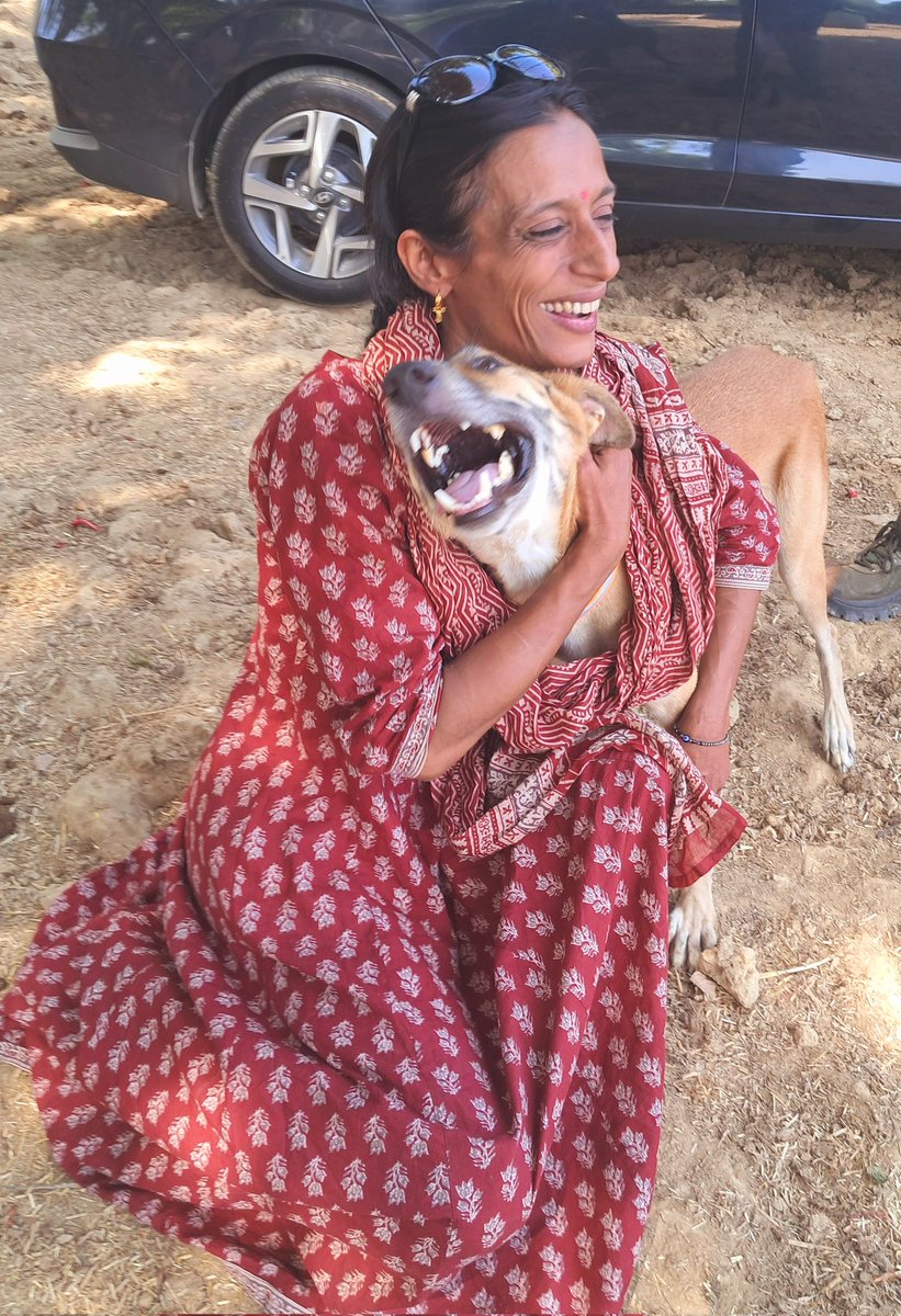 If you have only one smile in you, give it to the ones you love ❤️ Ft. #HandsomeDesi Jewar #smartsanctuary #love #rescuelove #beindieproud #motherslove #rescueberescued #dogsofindia 💙