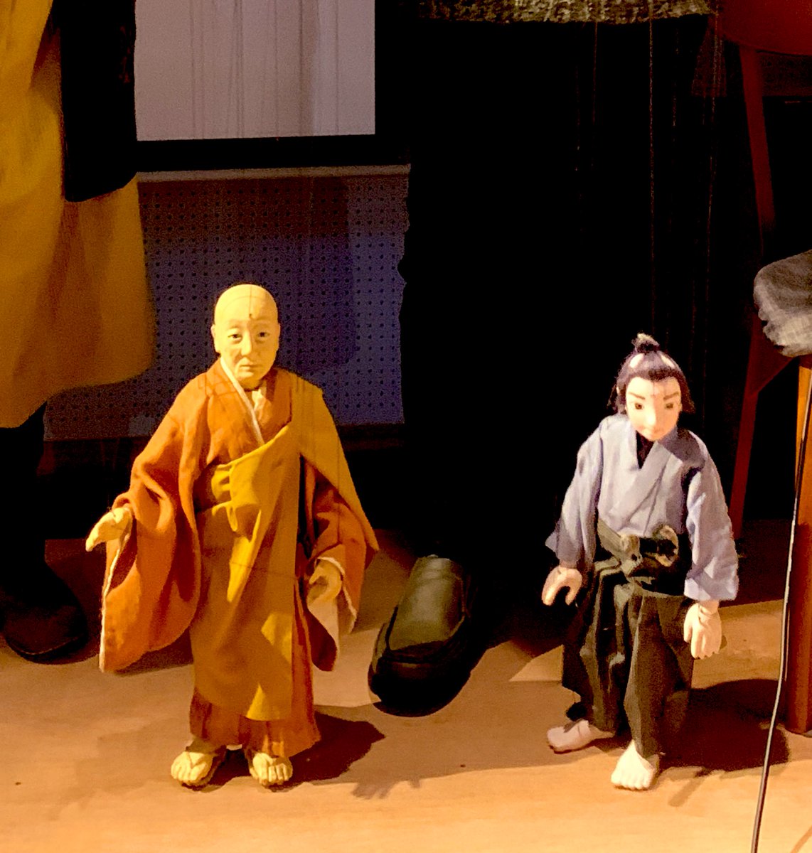 haneGAcaesar3's tweet image. #SIPF の 演目は大半がオブジェクトシアターだけれど、昨日のレクチャー「スズナリと人形劇」では極めて人形な人形劇が取り上げられました。

その後はイギリスのBlind Summit 『The Table』を観ました。
鳥アングルの一部メンバーと共に観劇したので、観劇後の感想を忌憚なく話せたのが楽しかった🐤