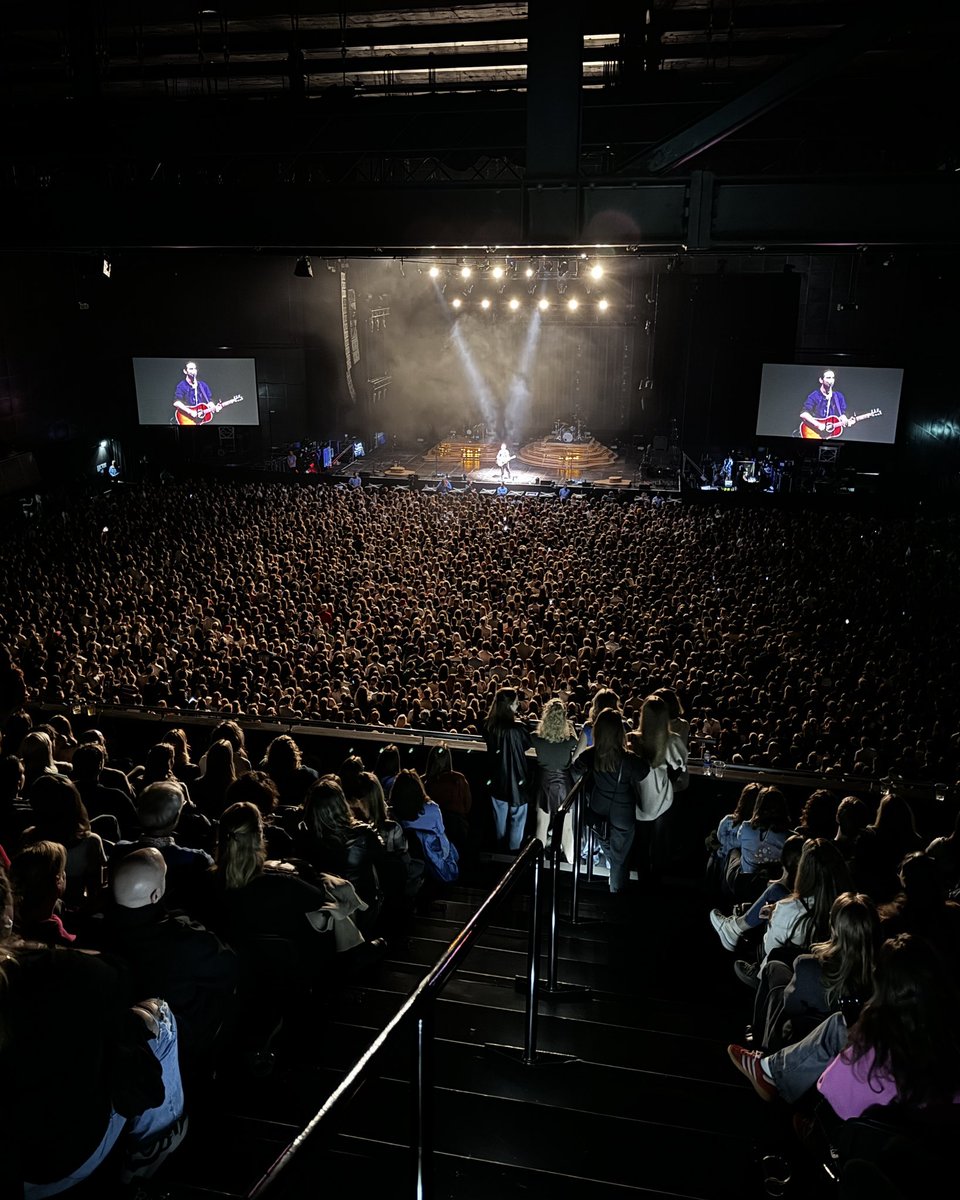 Uitverkochte show van <a href="/NoahKahan/">Noah Kahan</a> in <a href="/AFASLive/">AFAS Live</a>. In augustus staat hij in (een nu al bijna uitverkochte) <a href="/ZiggoDome/">Ziggo Dome</a>. Love my job ✌🏻