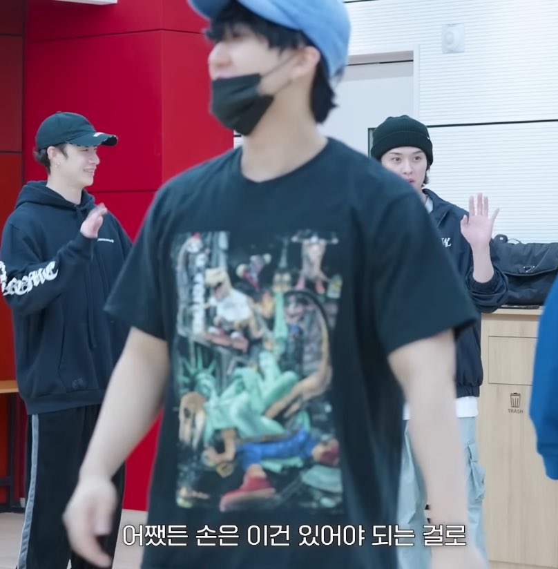 seojpg's tweet photo. changbin wore this shirt and no one noticed right away, not even div1 😭 https://t.co/dWoPT1N2pA
