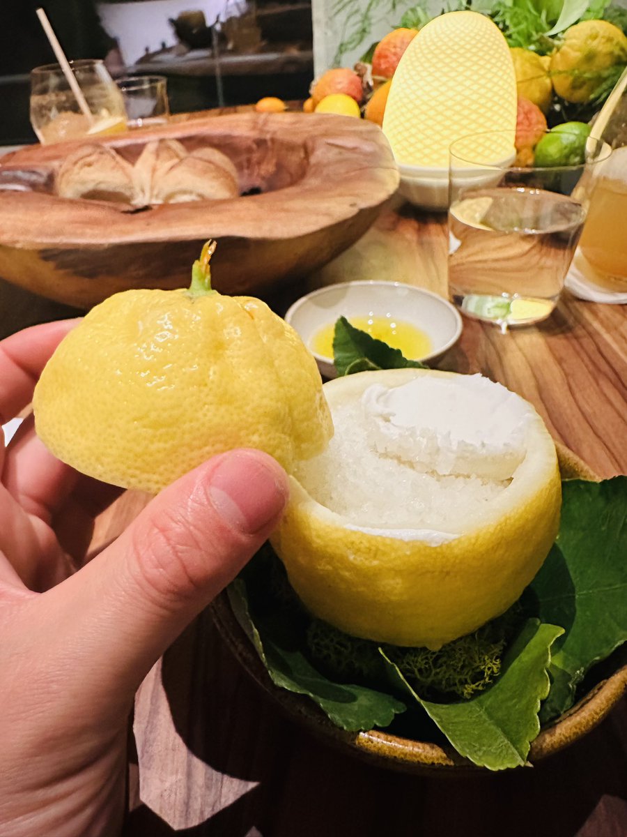 310yusuke120's tweet image. Mirazur⭐︎⭐︎⭐︎
レモン祭りの期間の特別メニューを食べに。全ての料理に柑橘類が使われていて旬のものを満喫してきました🍋
インスタを開けばほぼ毎回みるセドラの中で火を入れた鳩のファルシようやく食べれた😋

#mirazur 
#feteducitron