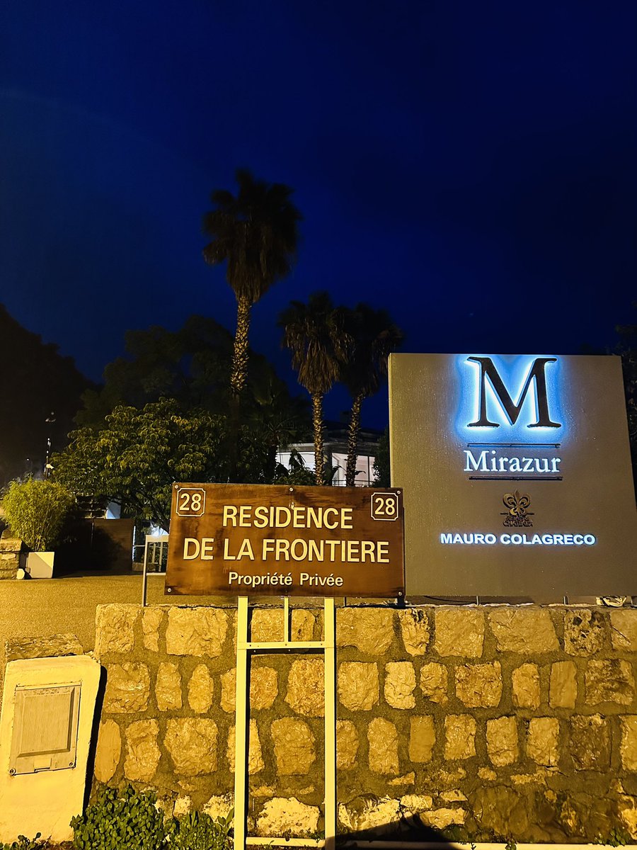 310yusuke120's tweet image. Mirazur⭐︎⭐︎⭐︎
レモン祭りの期間の特別メニューを食べに。全ての料理に柑橘類が使われていて旬のものを満喫してきました🍋
インスタを開けばほぼ毎回みるセドラの中で火を入れた鳩のファルシようやく食べれた😋

#mirazur 
#feteducitron