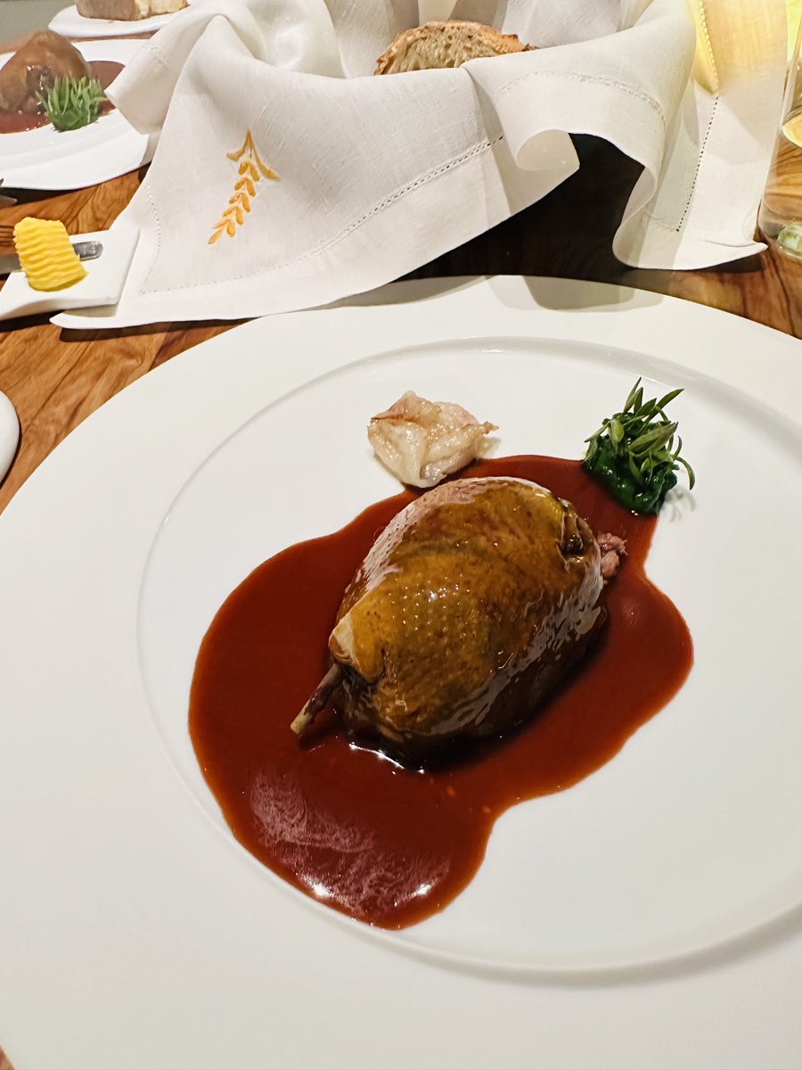 310yusuke120's tweet image. Mirazur⭐︎⭐︎⭐︎
レモン祭りの期間の特別メニューを食べに。全ての料理に柑橘類が使われていて旬のものを満喫してきました🍋
インスタを開けばほぼ毎回みるセドラの中で火を入れた鳩のファルシようやく食べれた😋

#mirazur 
#feteducitron