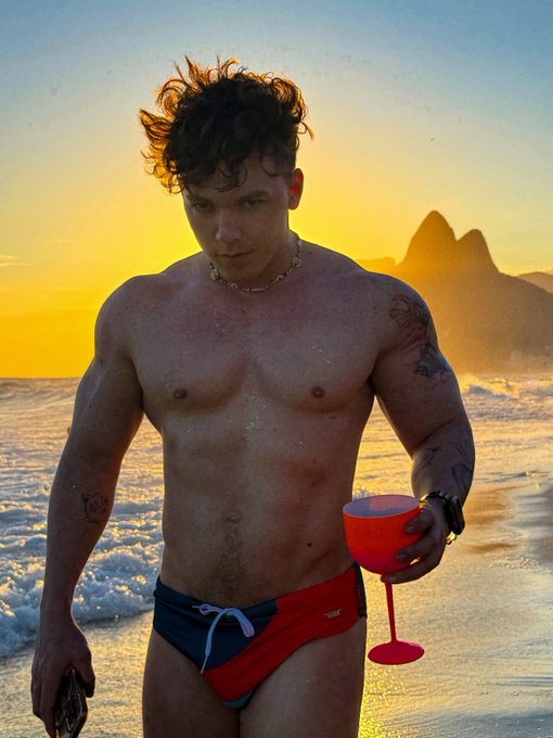 Fuego en Ipanema! https://t.co/6axgpZl9zv