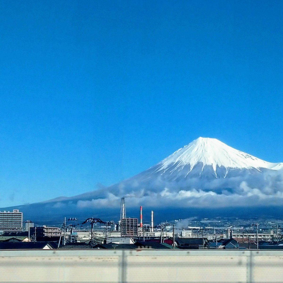 tanoshisho's tweet photo. 通過。 #イマソラ #bluesky #sky #富士山 https://t.co/kl3dirSNfO
