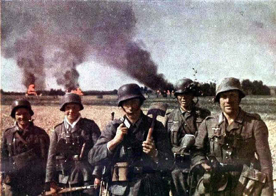 DaniMayakovski's tweet photo. A la izquierda, soldados sionistas sonrien después de prender fuego a casas de civiles palestinos en Gaza, 2024.

A la derecha, soldados nazis sonrien después de prender fuego a las casas de civiles en aldeas de Bielorrusia, 1943.

La crueldad fascista se vuelve a repetir en Gaza https://t.co/Joh5klz3Qc