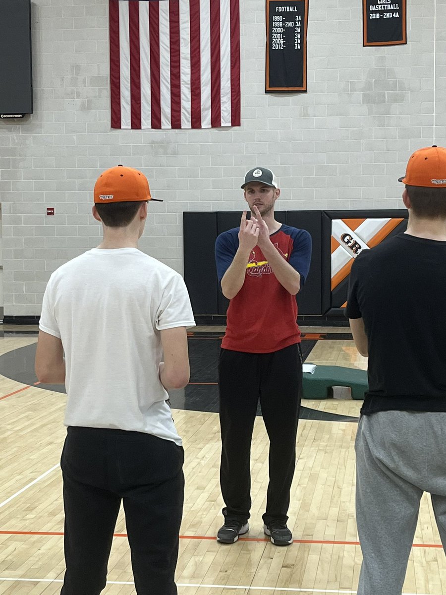 GnellBaseball's tweet image. It was great having @WartburgBB and @WHogsBaseball legend @ParkSanchez15 in town today to work with our pitchers!