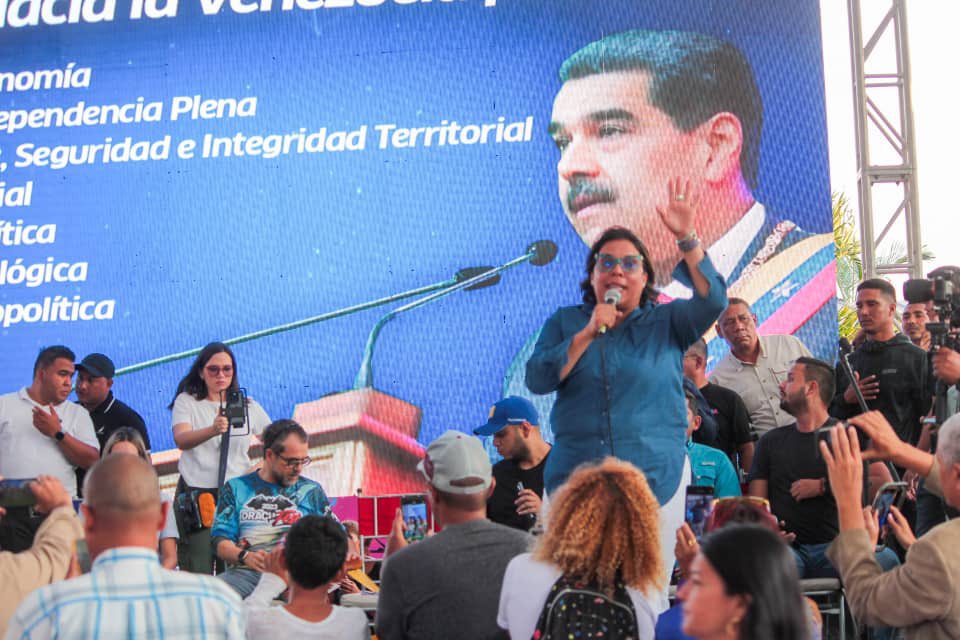 Carabobo en pleno junto al gobernador <a href="/rafaellacava10/">Rafael Lacava</a> y nuestra madrina <a href="/DhelizAlvarez/">Dheliz Álvarez</a> desde Naguanagua, asumiendo la consulta, el debate y la acción transformadora de las 7T ✊🏼💜 tenga la seguridad presidente <a href="/NicolasMaduro/">Nicolás Maduro</a> que aquí nadie se rinde!