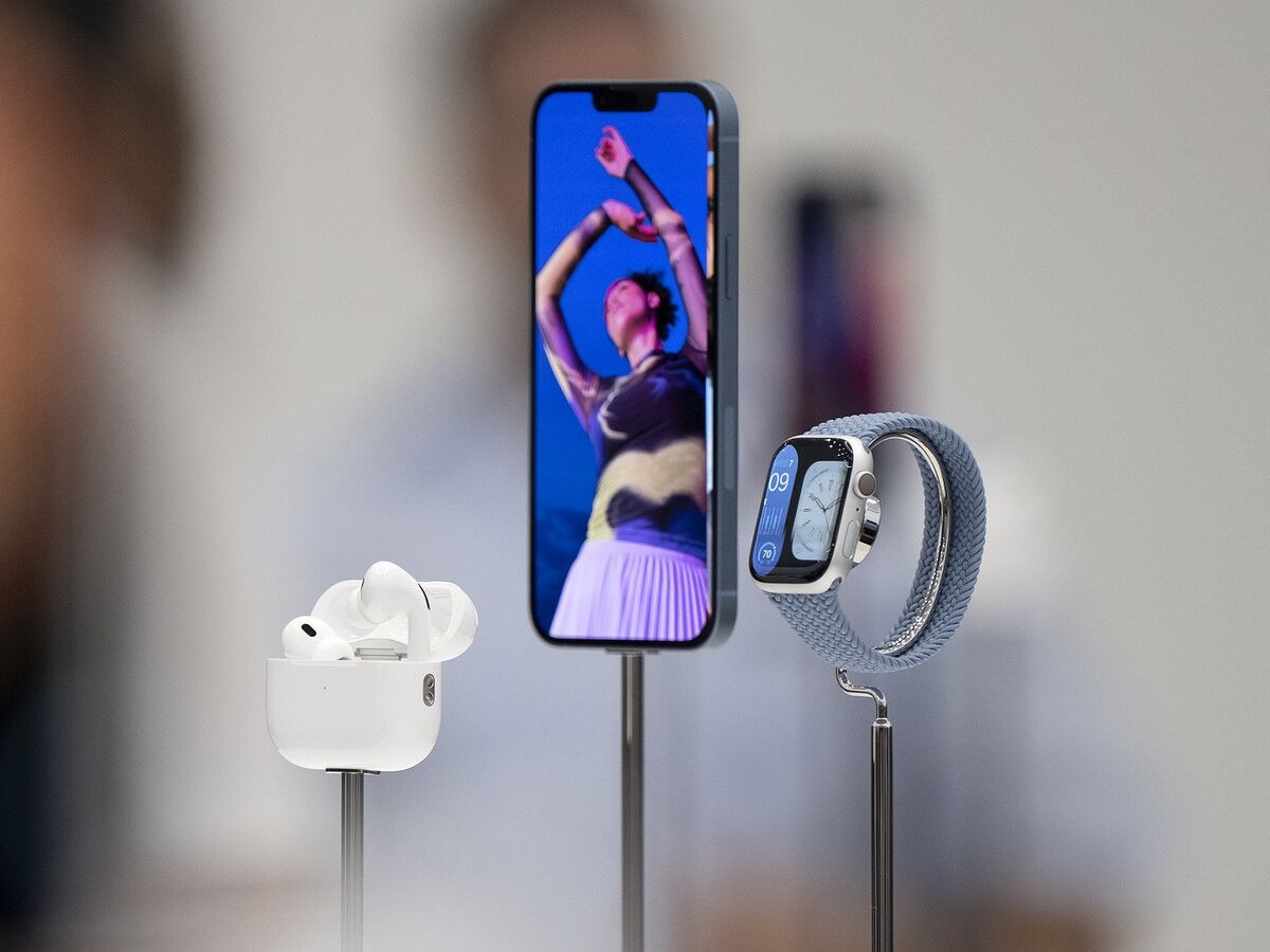 cheinyeanlim's tweet image. Reports suggest that while Apple has contemplated various innovations such as a fitness ring, smart glasses, and enhancing AirPods with advanced AI and cameras, these projects are not currently in active development. #Apple #Innovation #TechRumors