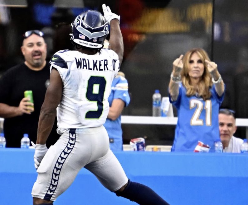 SeattleONTap's tweet photo. Still one of the best Seahawks photos of the last few years. 

Kenneth Walker getting the double bird 🖕 🖕 after torching the Chargers. 

He didn’t even give a damn 😂 https://t.co/fR7rerBXfX